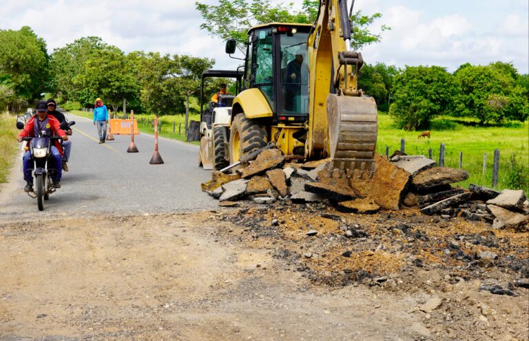 El gobernador Erasmo Zuleta supervisa avance de las obras de infraestructura en el San Jorge cordobés