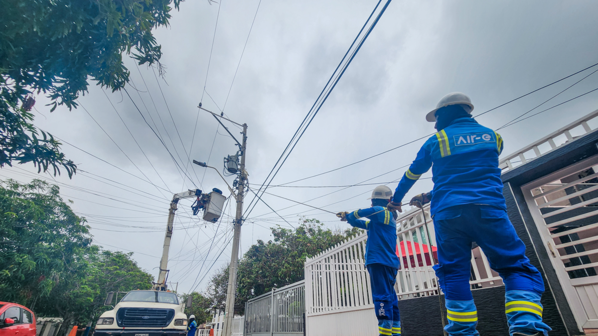 Operarios de Air-e en el Caribe Operarios de Air-e realizan labores en la red eléctrica