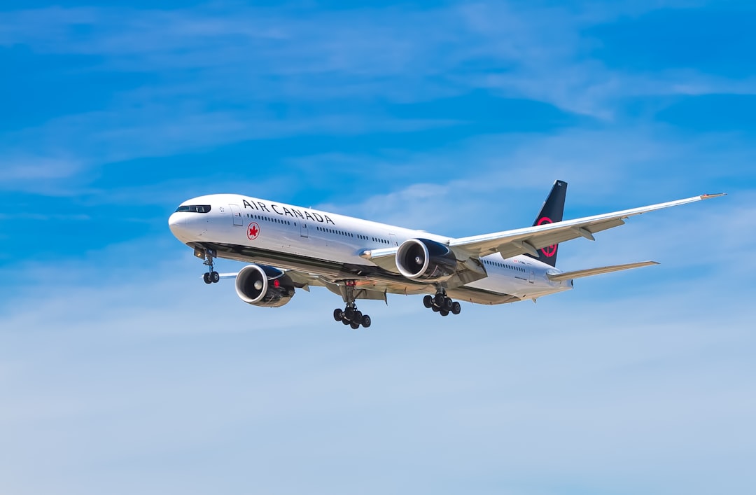 Turismo y conectividad aérea en Córdoba Avión en vuelo representando el crecimiento de pasajeros aéreos en Córdoba