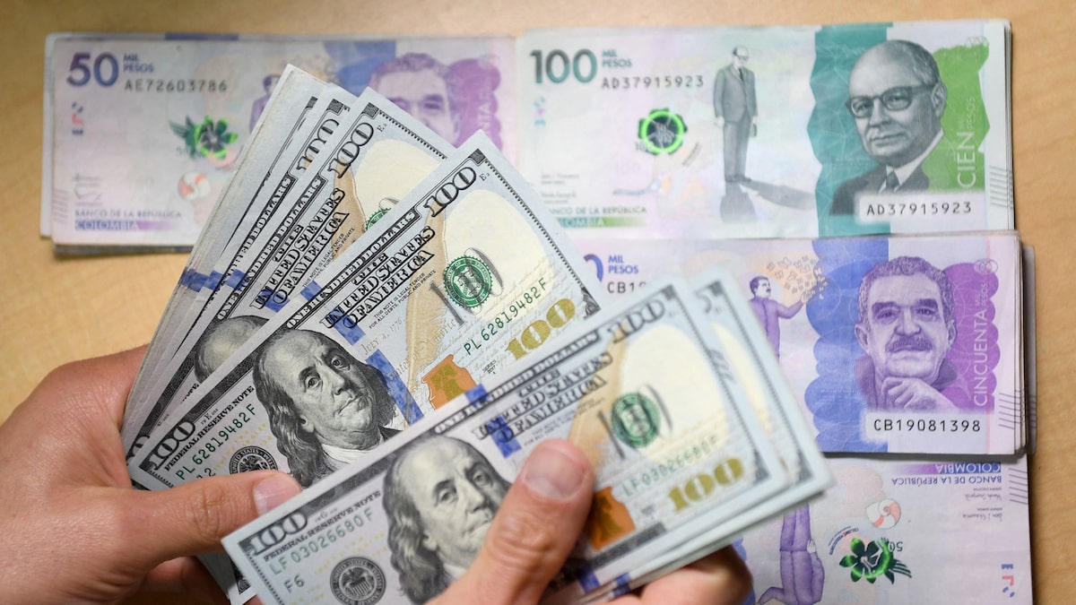 Dólar y peso colombiano Billetes de dólares estadounidenses y pesos colombianos