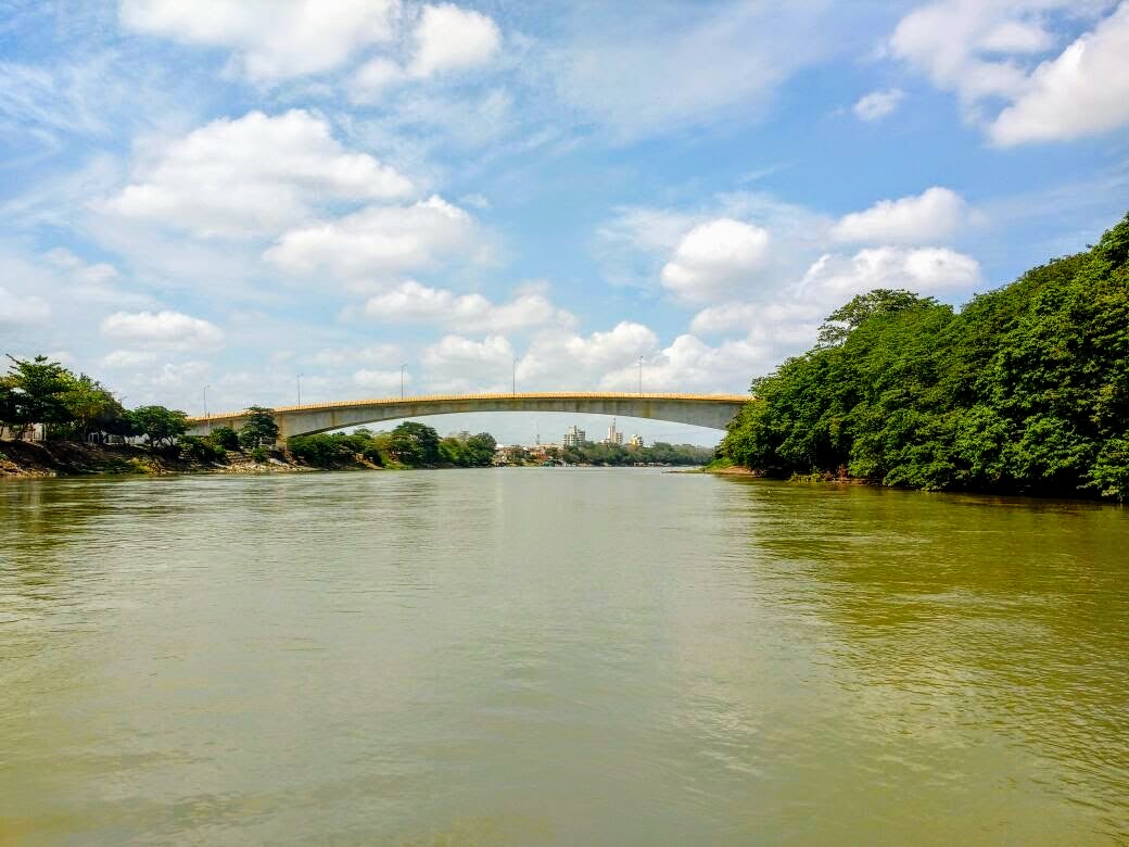 Puente Segundo Centenario y centro de Montería Puente Segundo Centenario sobre el río Sinú, con el centro de Montería al fondo.