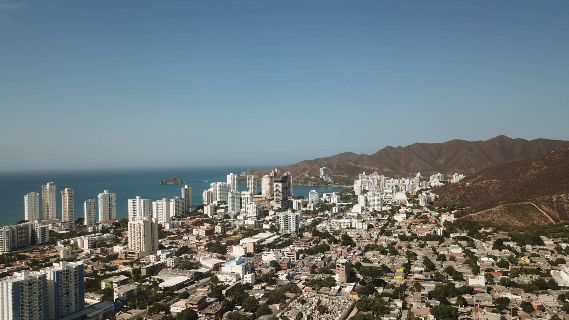 Santa Marta - ciudad y bahía Vista aérea de Santa Marta y su bahía en el Caribe colombiano