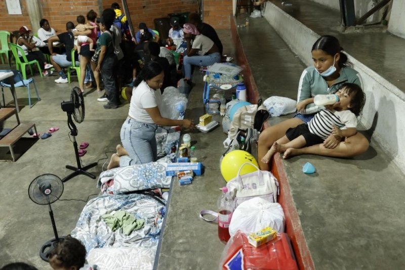 Familias afectadas por el terremoto en Colombia Familias en un refugio tras el terremoto en Colombia
