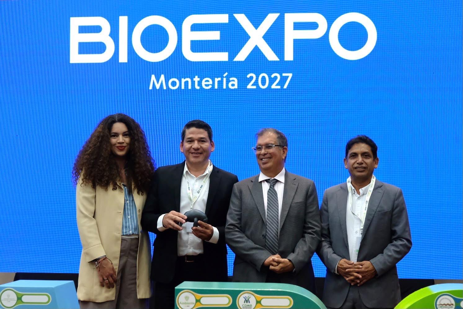 Bioexpo 2027 Montería - símbolo del manatí Entrega del símbolo del manatí de Bioexpo 2027 al director general de la CVS durante el Encuentro SINA 2026