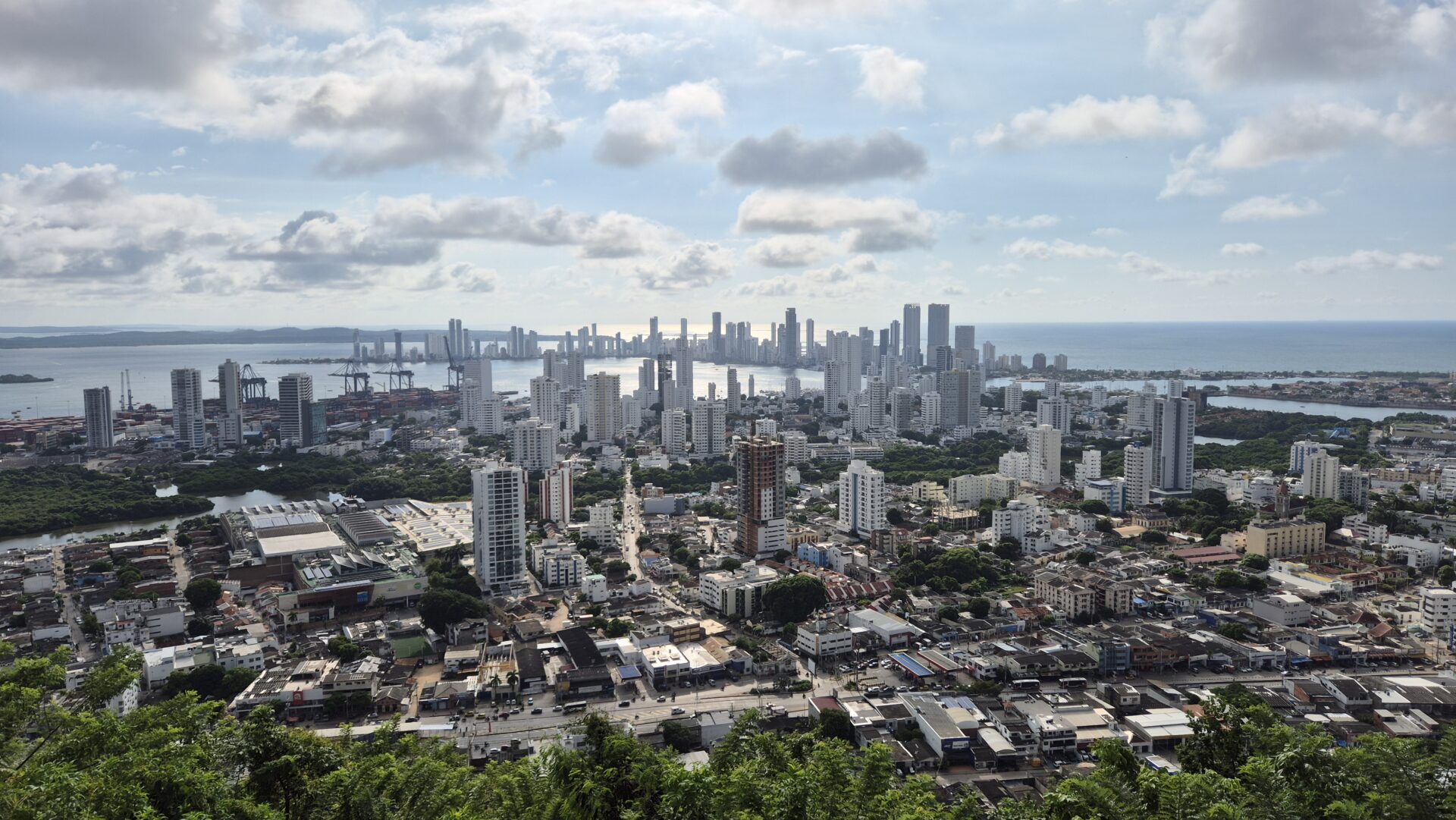 Panorámica de Cartagena y su zona costera Panorámica de Cartagena y su zona costera