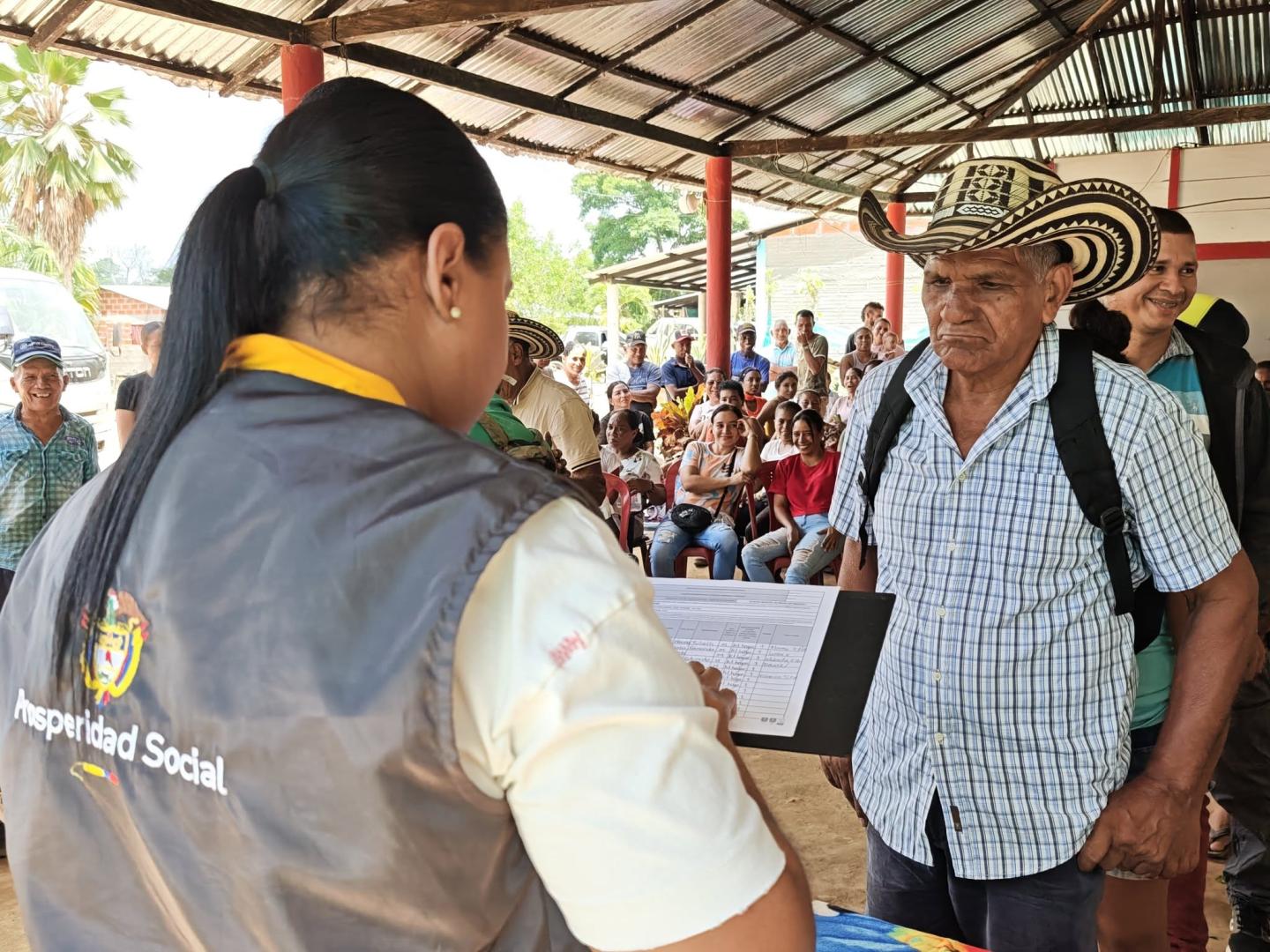 Adultos mayores en jornada de Colombia Mayor Adultos mayores colombianos durante jornada de atención de Colombia Mayor