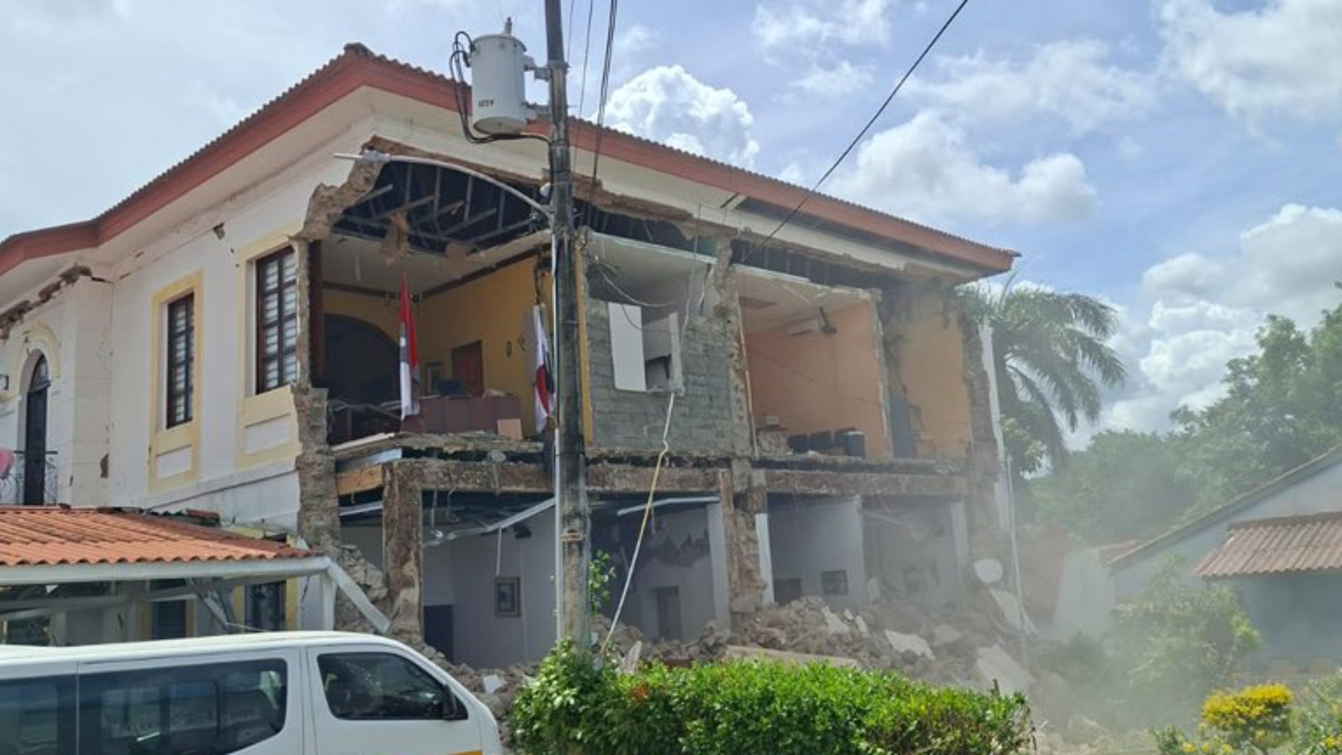 comercios-penonome-1920x1080-1 Daños en un edificio de Penonomé tras el sismo. Fotografía de contexto; no corresponde al centro comercial del video. Fuente: galería de Infobae del 9 de octubre de 2026. La fuente no identifica al fotógrafo.