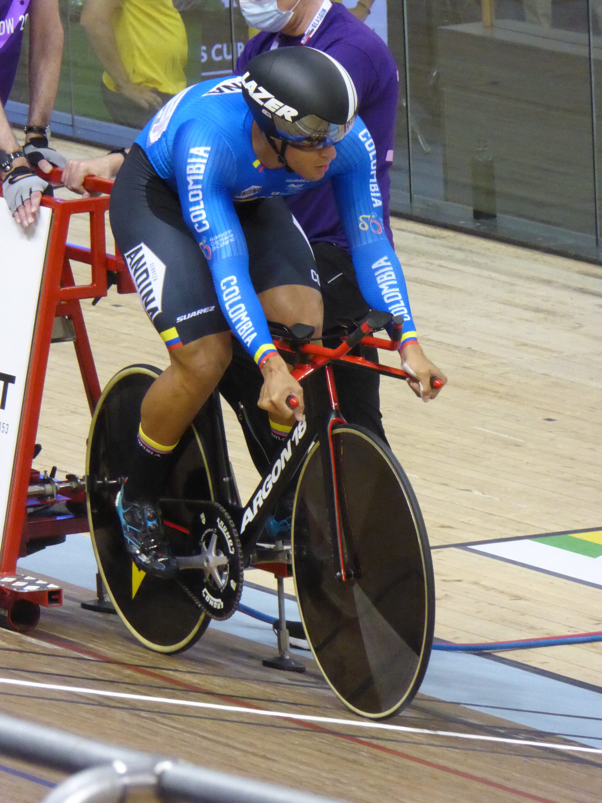 Cristian Ortega en una competencia de ciclismo de pista de 2022