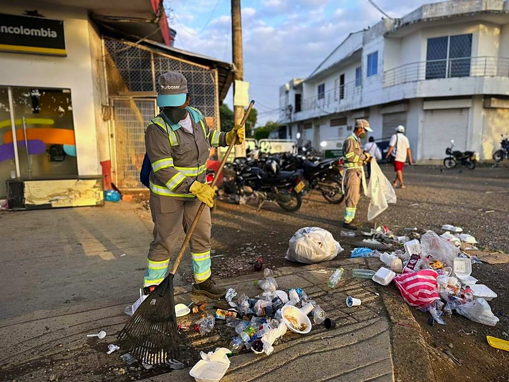 Equipo de Urbaser retirando residuos tras las inundaciones