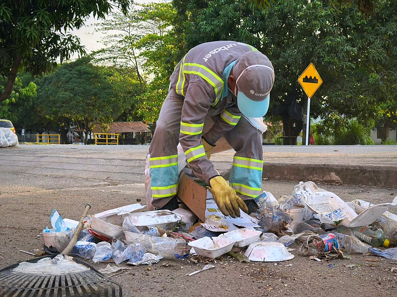 Operario de Urbaser recogiendo enseres dañados en Montería