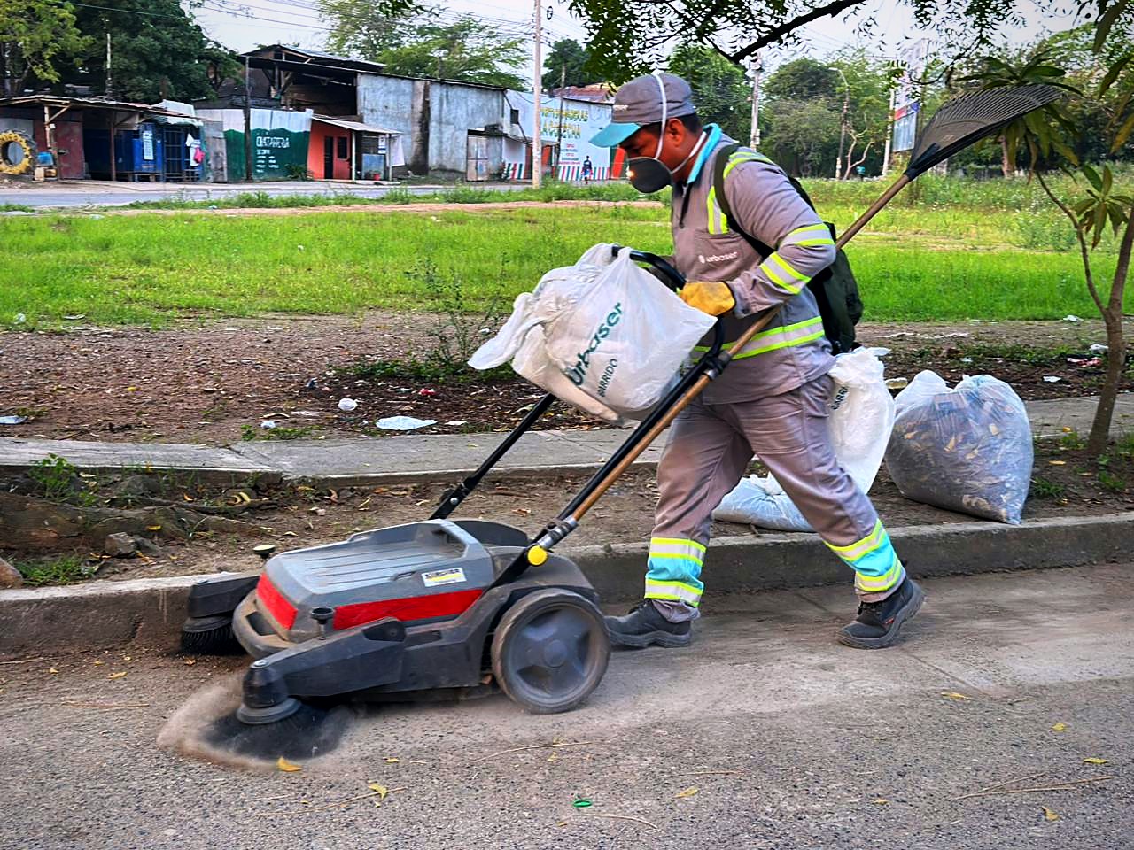 Operario de Urbaser con barredora mecánica en Montería