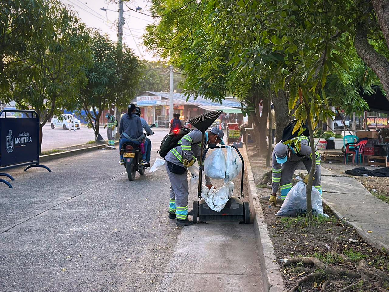 Labores de limpieza de Urbaser en una calle de Montería