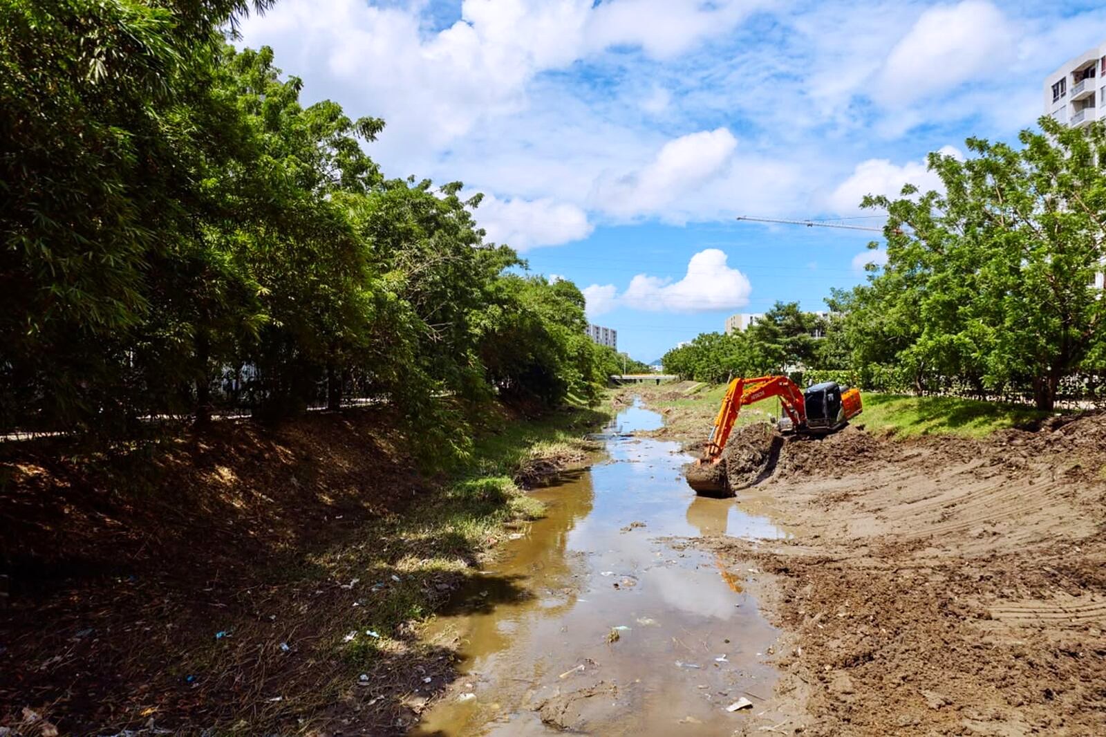 Maquinaria de la Alcaldía de Cartagena limpia un canal pluvial Maquinaria de la Alcaldía de Cartagena limpia un canal pluvial