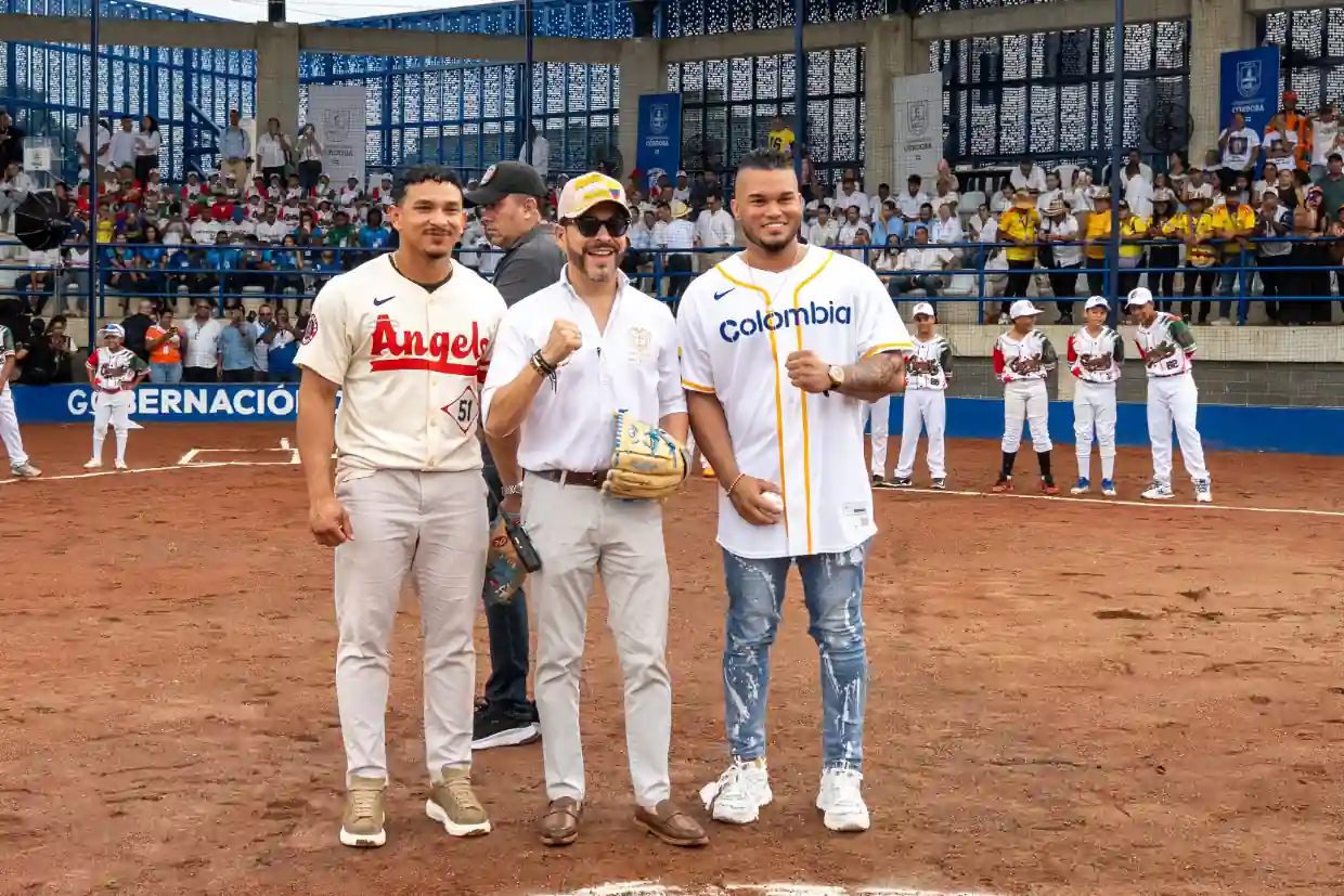 Montería estrena el estadio Luis Nieto y Gobierno anuncia recursos para salud y obras en Córdoba Abelardo de la Espriella junto a beisbolistas durante la inauguración del estadio Luis Nieto en Montería