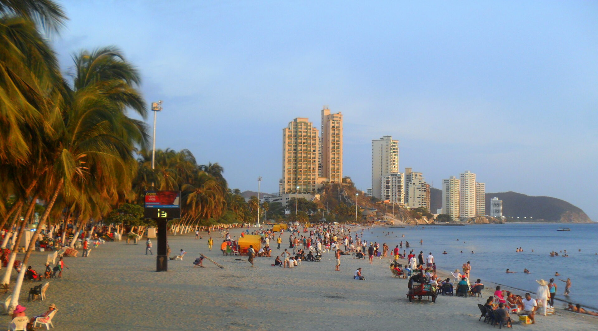 Vista de la playa y los edificios de El Rodadero en Santa Marta